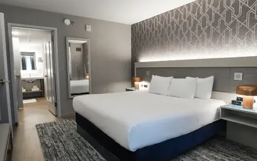 radisson-kalamazoo-guestroom-2 (1) Bedroom Flooring | DeGraaf Interiors